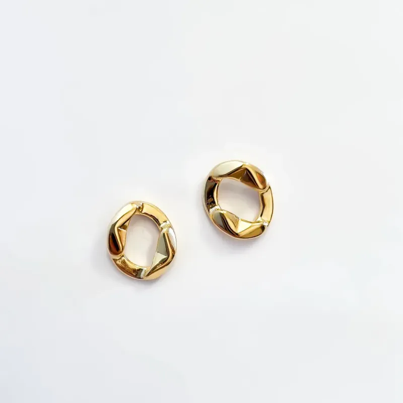 BRINCO FORMATO ORGÂNICO AMASSADO REDONDO BANHADO A OURO 18K