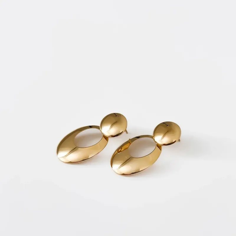 BRINCO LISO ABAULADO BANHADO A OURO 18K
