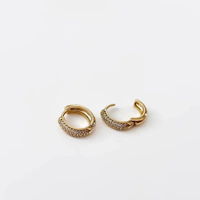 Argola cravejada em zircônias banhado a ouro 18K Tam G