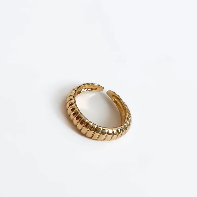 ANEL DETALHADO BANHADO A OURO 18K AJUSTÁVEL