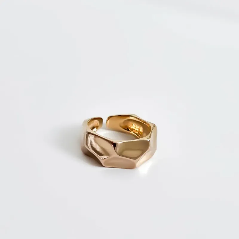 ANEL FORMATO ORGÂNICO AMASSADO BANHADO A OURO 18K AJUSTÁVEL