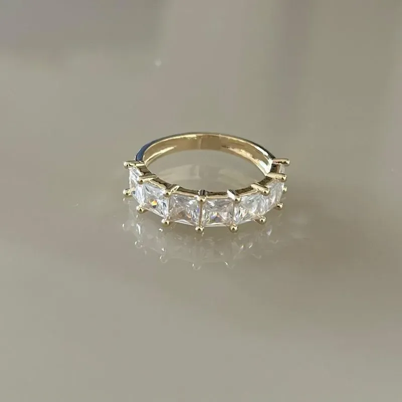 Anel com pedras de cristais quadrada banhado a ouro18k