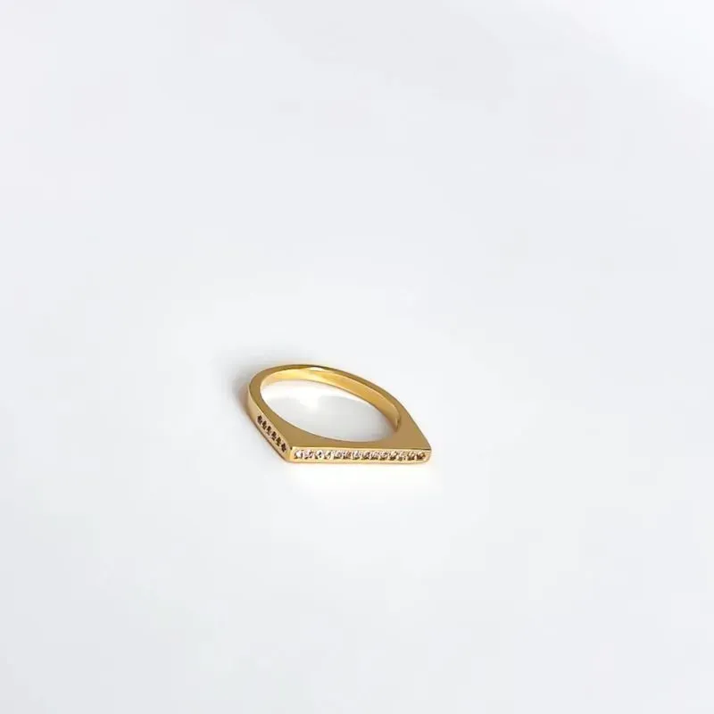 Anel geométrico com zircônias cravejadas banhado a ouro 18K