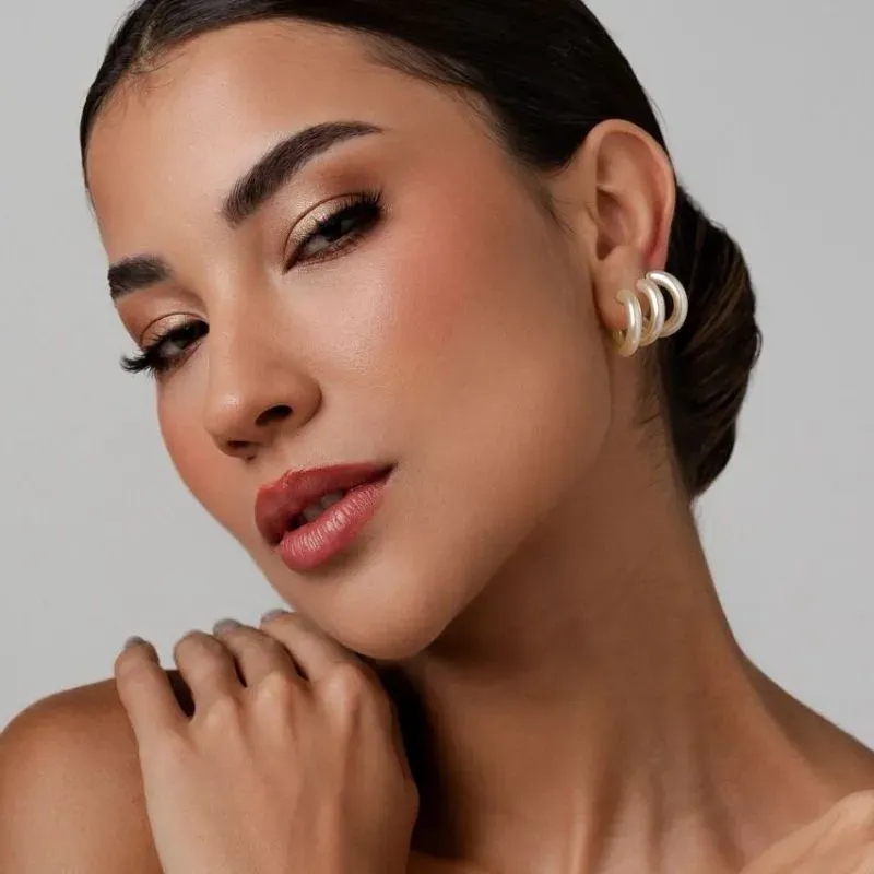 Brinco argola pérola banhado a ouro 18k