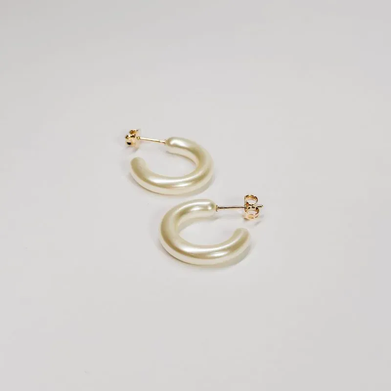 Brinco argola pérola banhado a ouro 18k