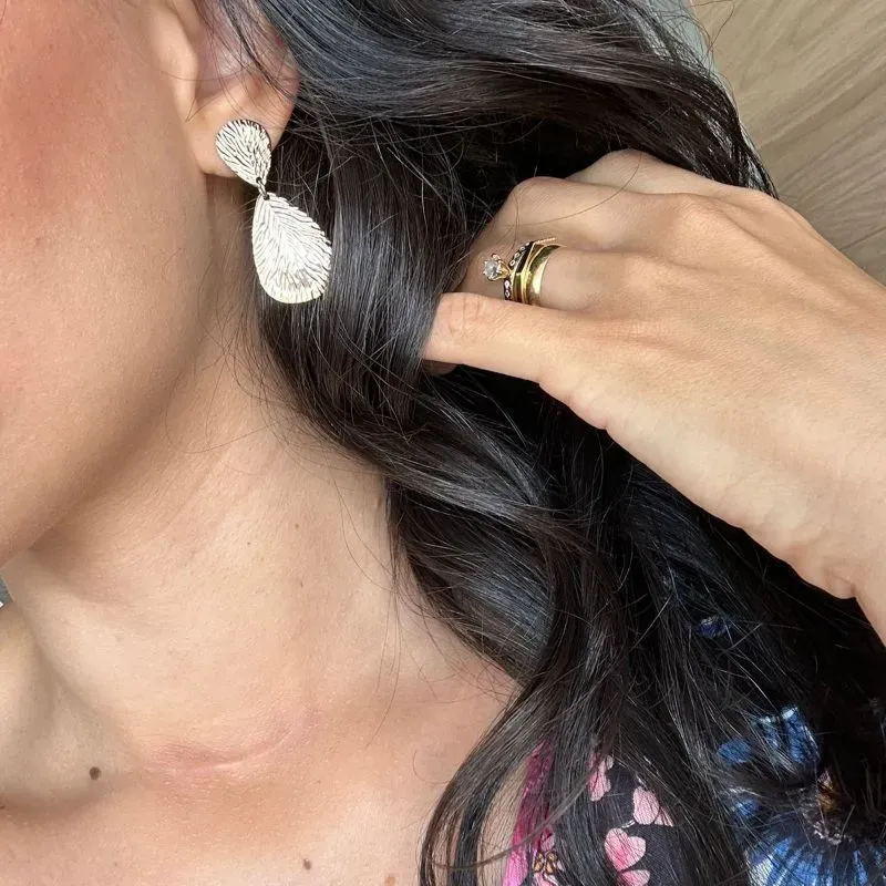 Brinco Max orgânico com textura banhado a ouro 18k