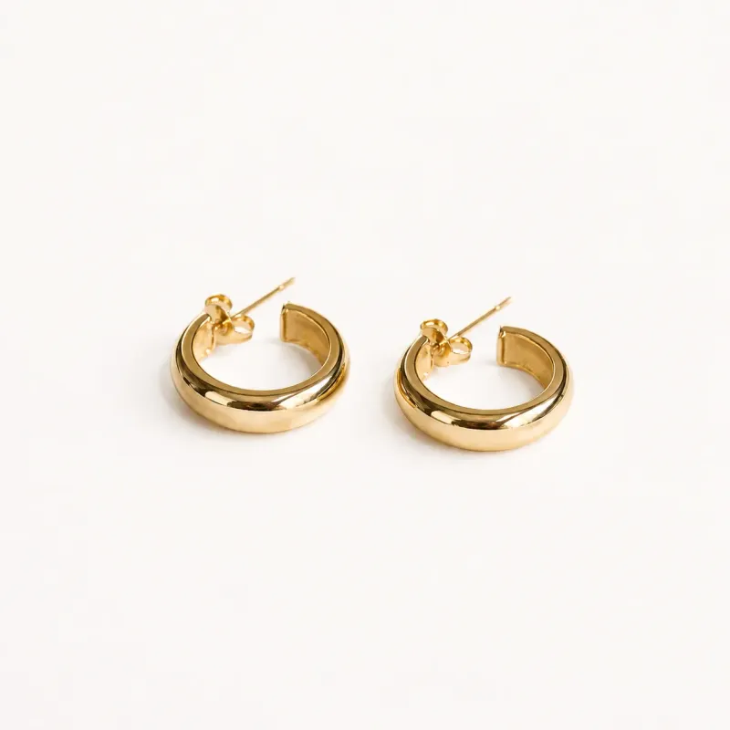 Brinco argola lisa médio banhado a ouro 18k