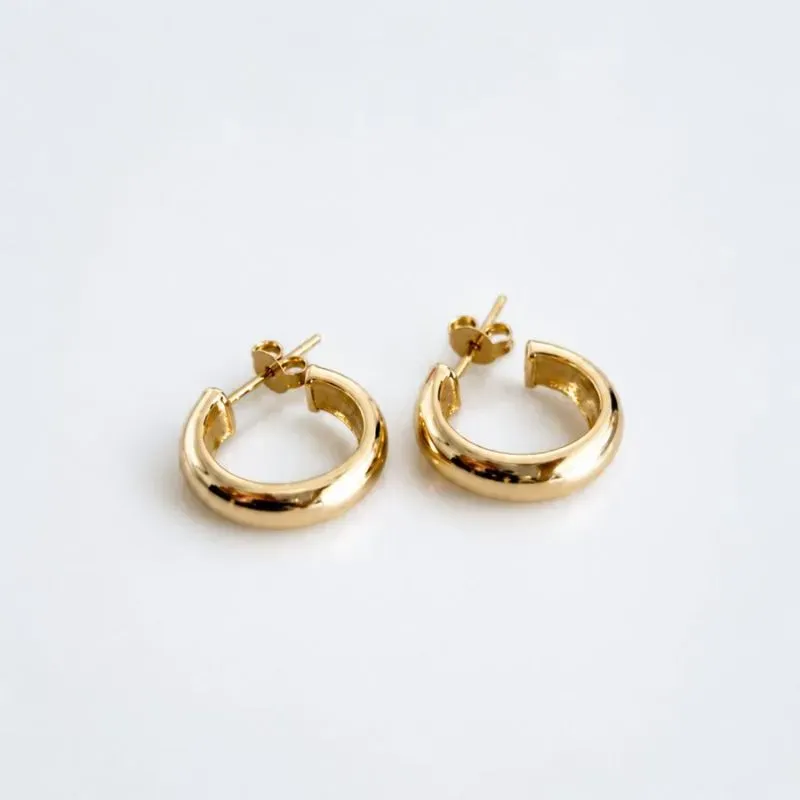 Brinco argola lisa médio banhado a ouro 18k