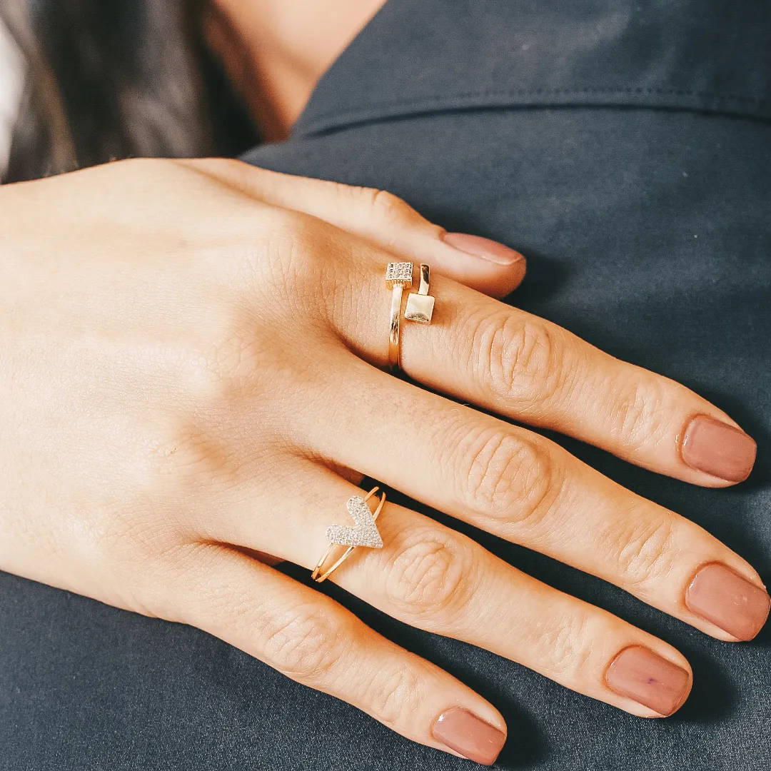 ANEL COM QUADRADOS CRAVEJADO EM ZIRCONIA E LISO BANHADO A OURO 18K AJUSTÁVEL