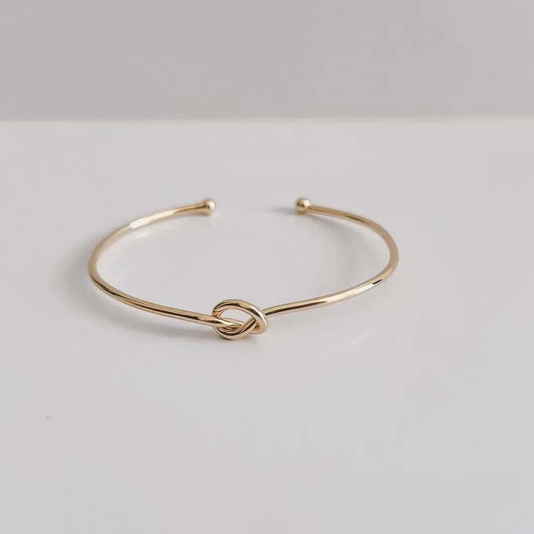 BRACELETE ARO COM NÓ BANHADO A OURO 18K