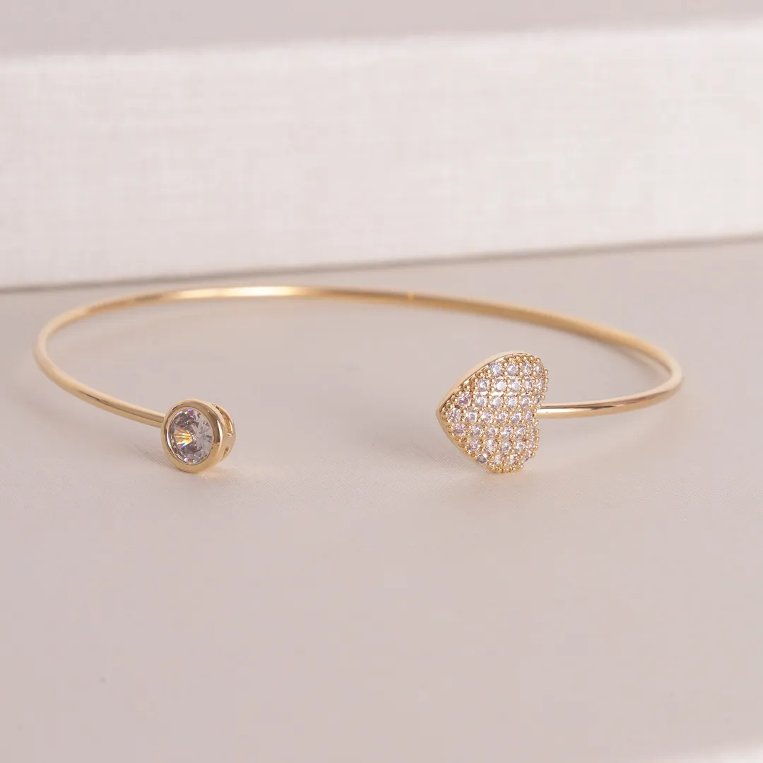 BRACELETE FIO CORAÇÃO CRAVEJADO E CRISTAL NA PONTA BANHADO A OURO 18K