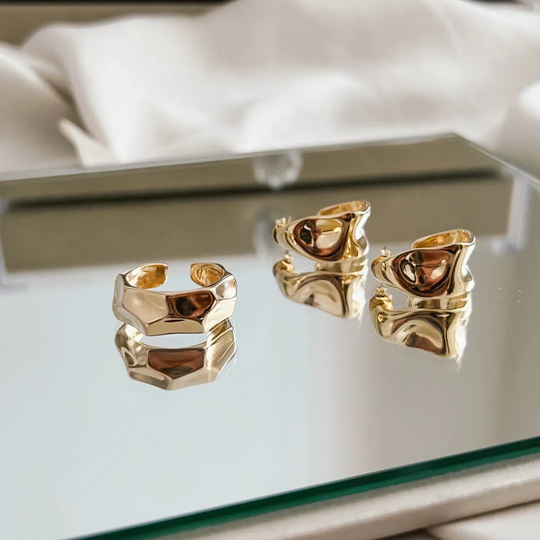 BRINCO ARGOLA FORMATO ORGÂNICO BANHADO A OURO 18K