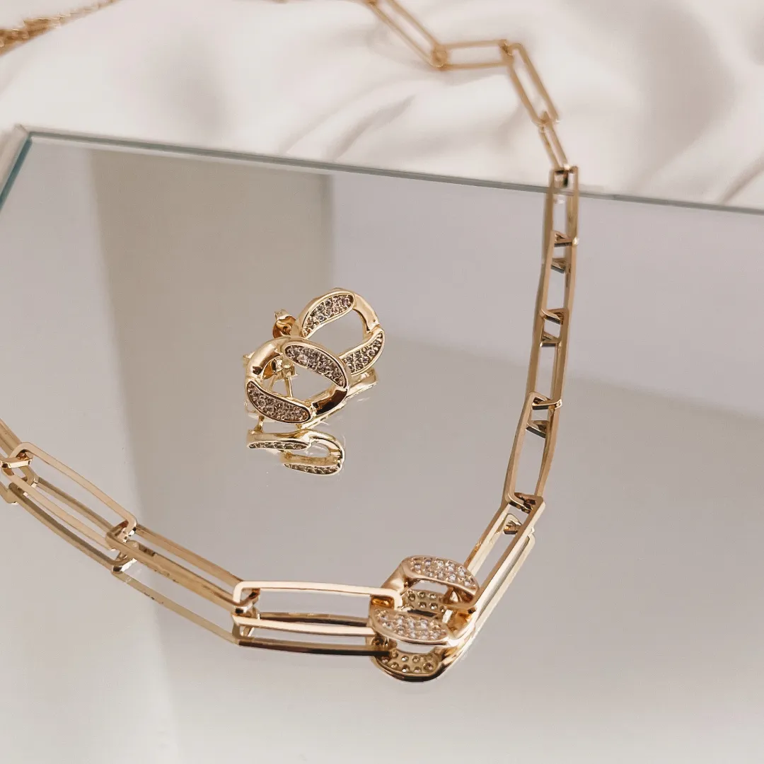BRINCO RETANGULAR CRAVEJADO BANHADO A OURO 18K