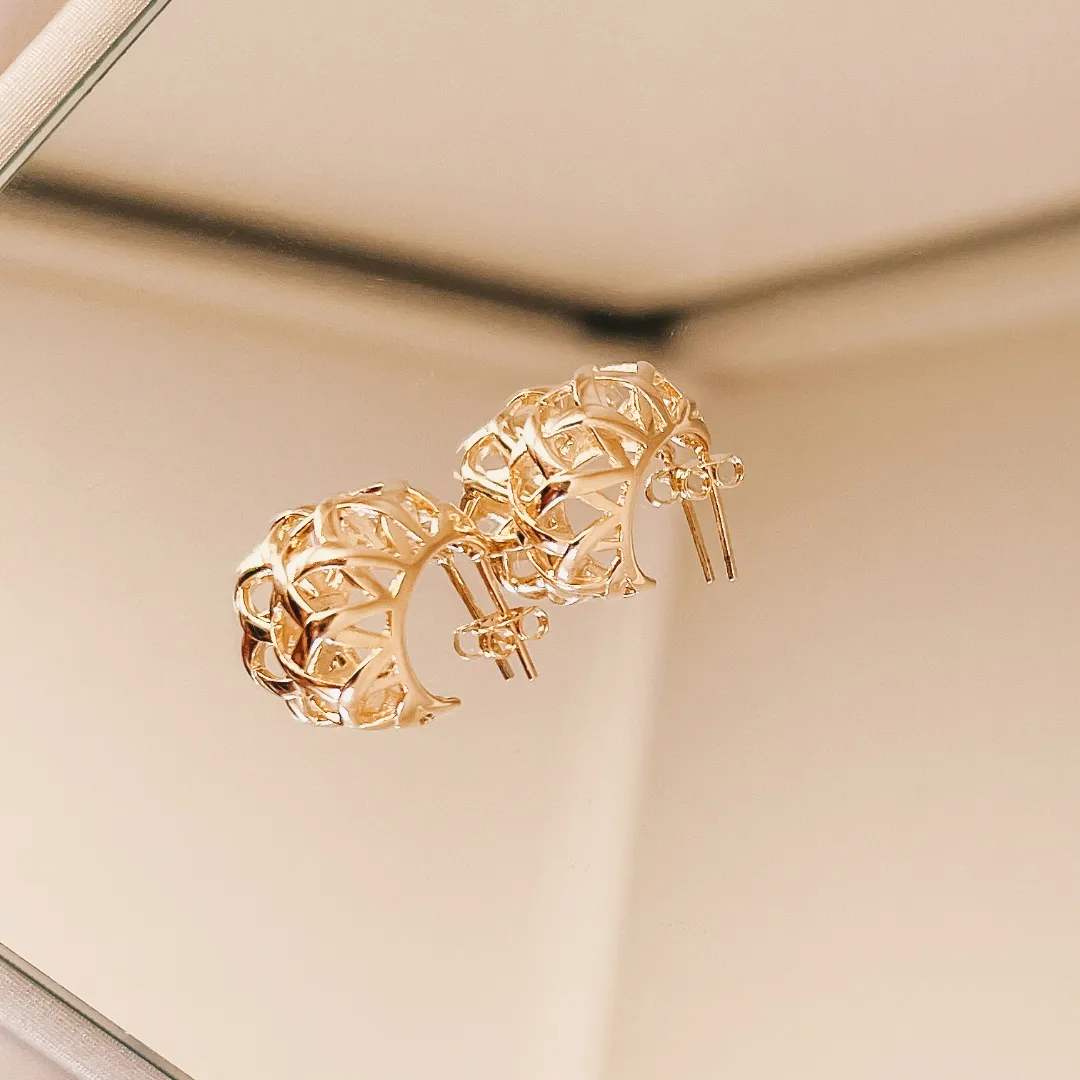 BRINCO ARGOLA VASADA TRABALHADA BANHADO A OURO 18K