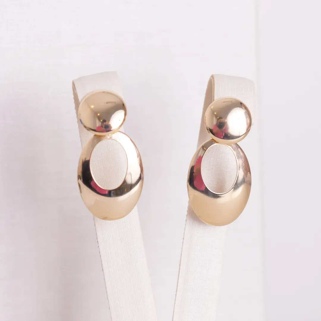 BRINCO LISO ABAULADO BANHADO A OURO 18K