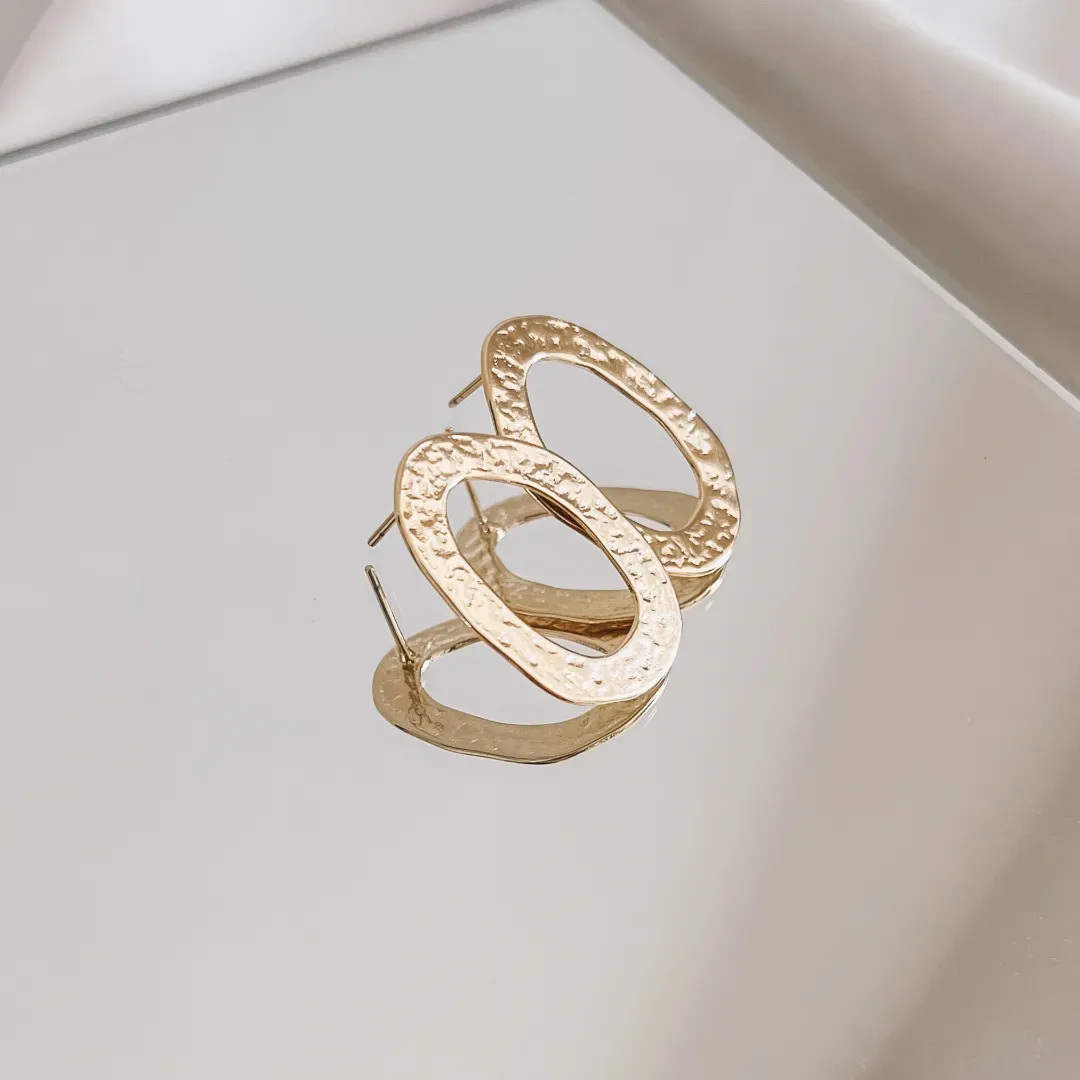 BRINCO OVAL VASADO BANHADO A OURO 18K