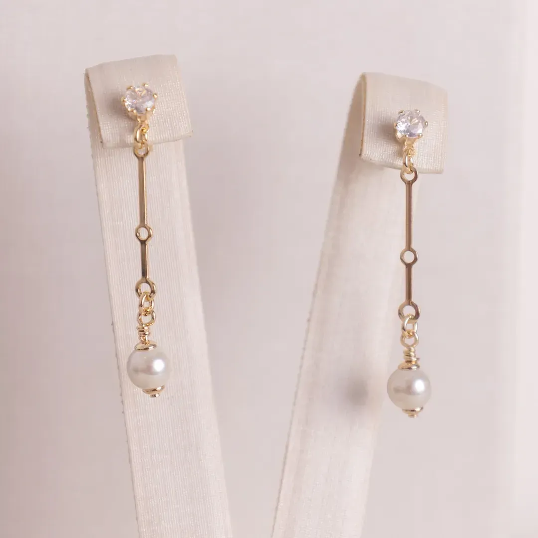 BRINCO PALITO CRISTAL COM PEROLA BANHADO A OURO 18K