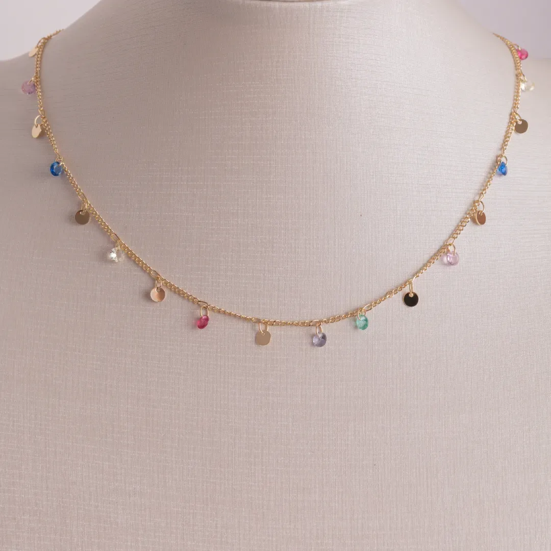 COLAR CHOKER CRISTAIS COM MEDALHINHAS COLORIDAS BANHADO A OURO 18K  AJUSTÁVEL 42CM