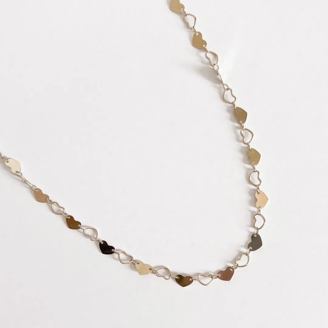 COLAR CHOKER CORAÇÃO LISO E VAZADO BANHADO A OURO 18K AJUSTÁVEL 42 CM