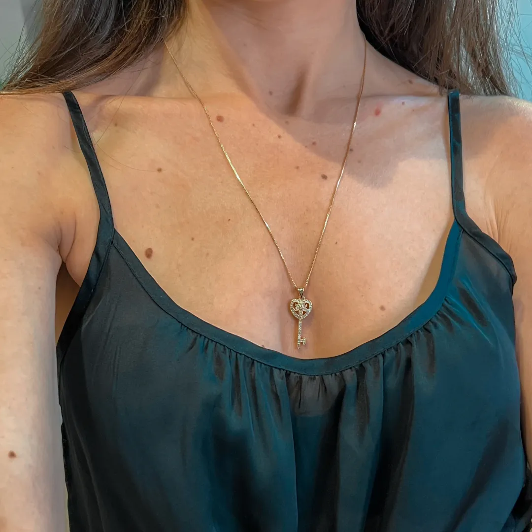 COLAR DE CHAVE CRAVEJADO COM MICRO ZIRCONIA BANHADO A OURO 18K 52CM