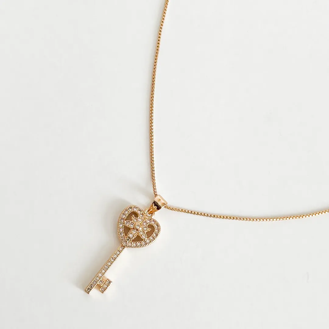 COLAR DE CHAVE CRAVEJADO COM MICRO ZIRCONIA BANHADO A OURO 18K 52CM