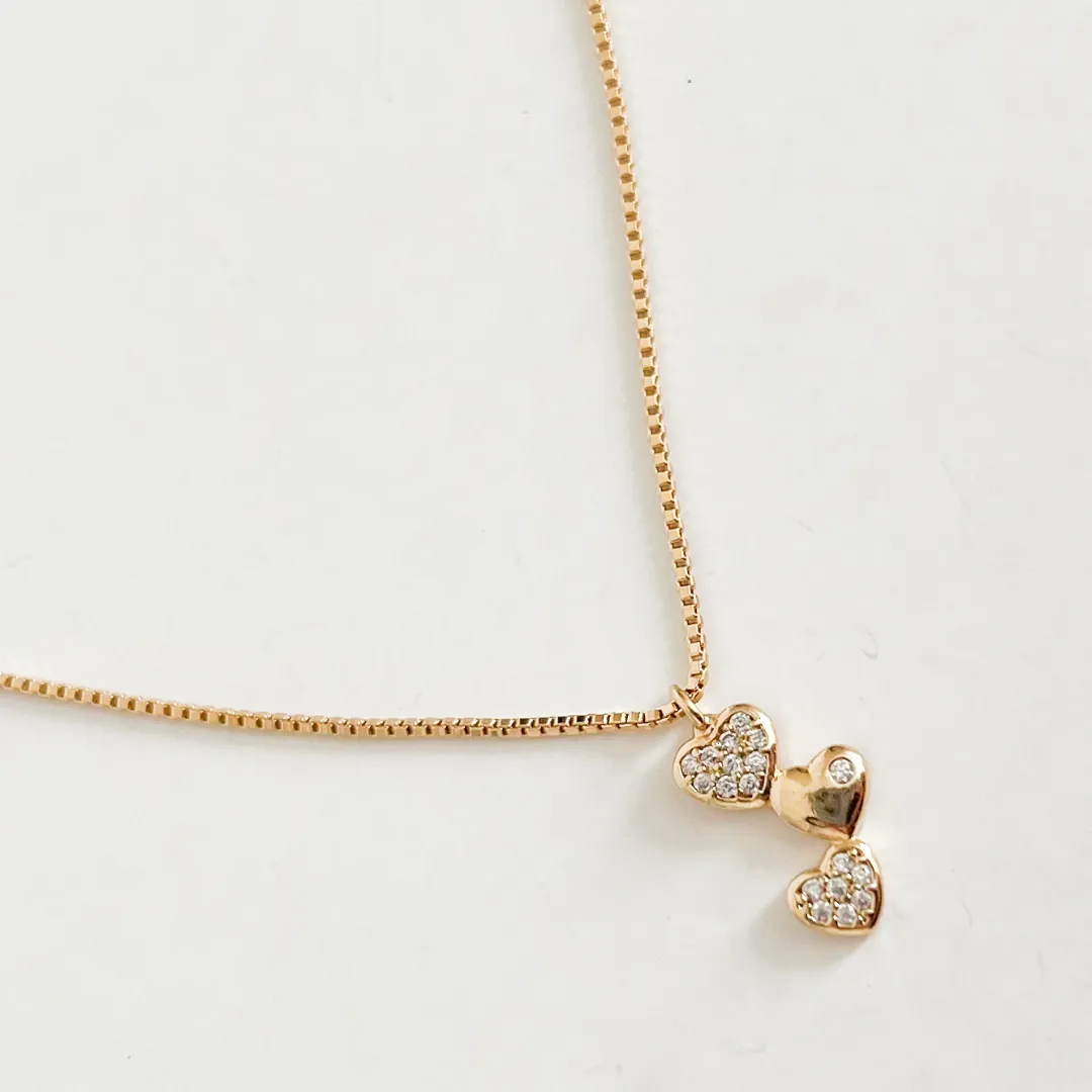 COLAR PINGENTE 3 CORAÇÕES BANHADO A OURO 18K AJUSTÁVEL 45CM