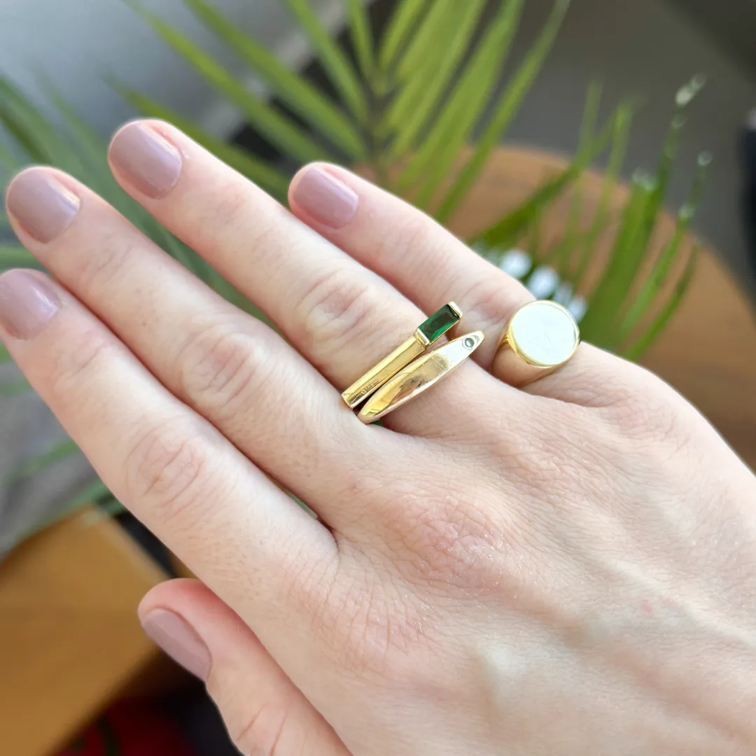 ANEL RETO COM UMA ZIRCONIA BANHADO A OURO 18K