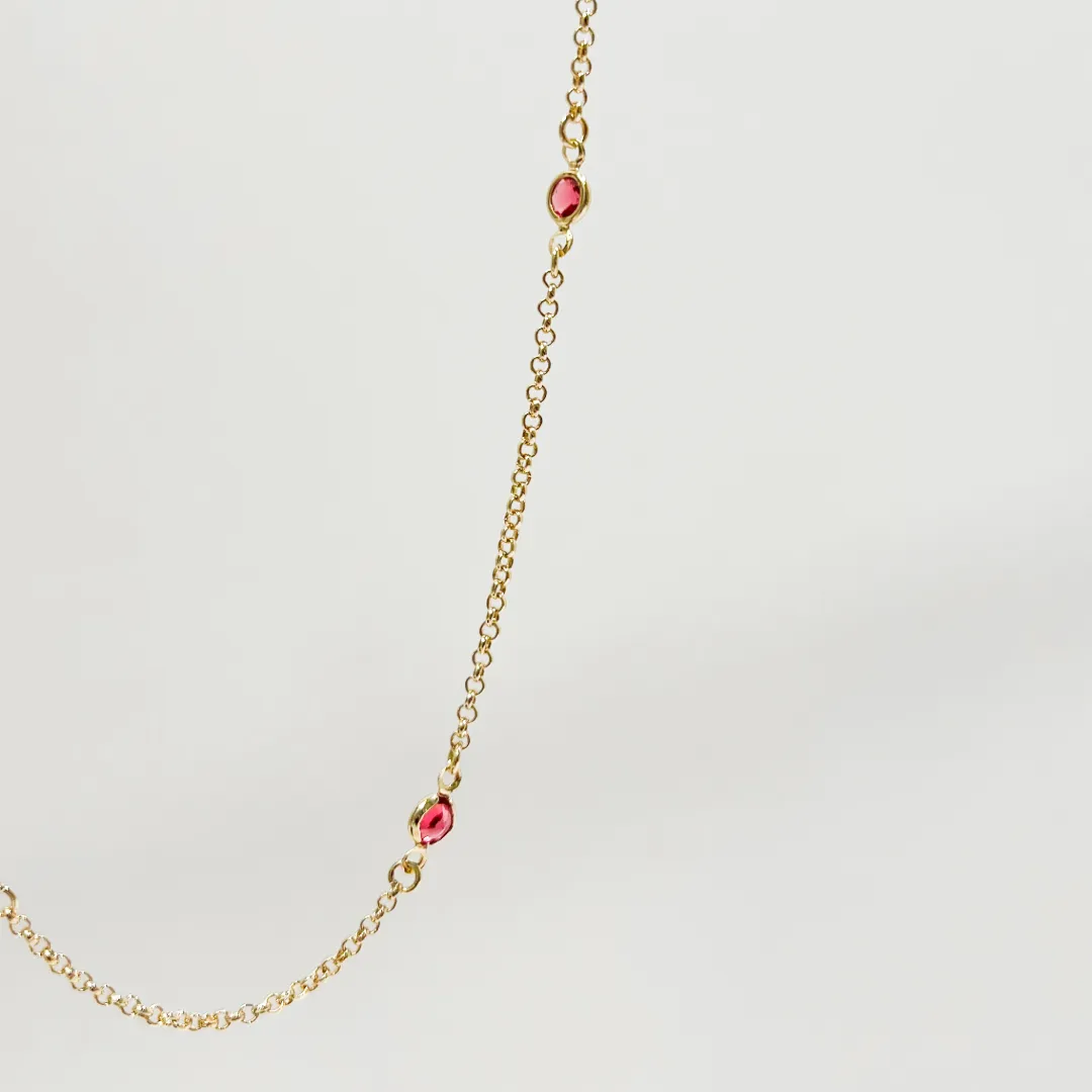 COLAR COM CRISTAIS COLORIDO REDONDO ROSA BANHADO A OURO 18K AJUSTÁVEL 45CM
