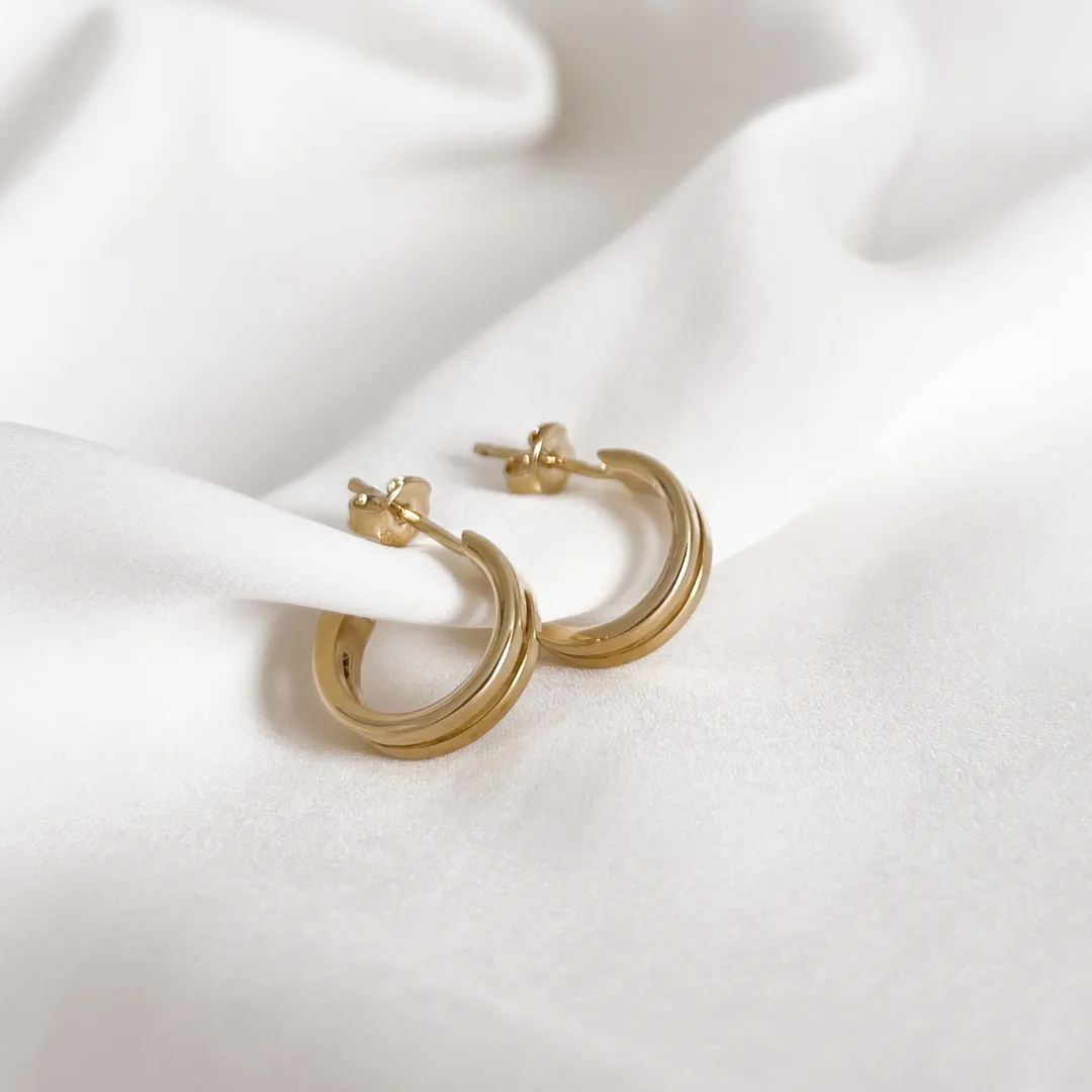 BRINCO ARGOLA VASADA MEIO BANHADO A OURO 18K