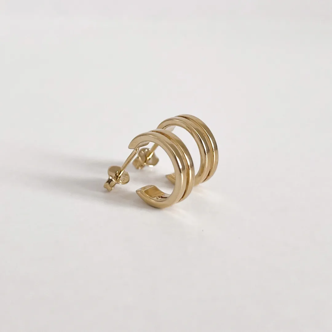 BRINCO ARGOLA VASADA MEIO BANHADO A OURO 18K
