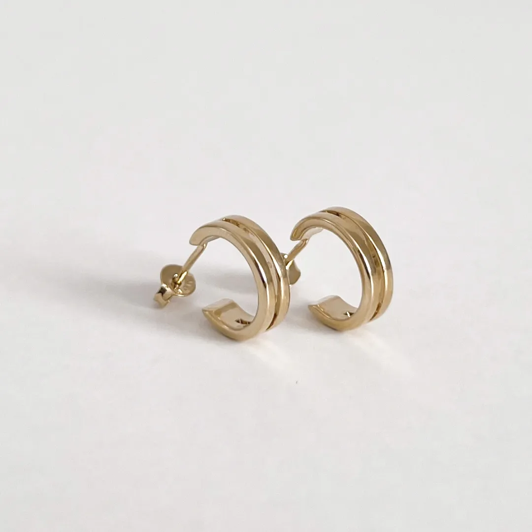 BRINCO ARGOLA VASADA MEIO BANHADO A OURO 18K