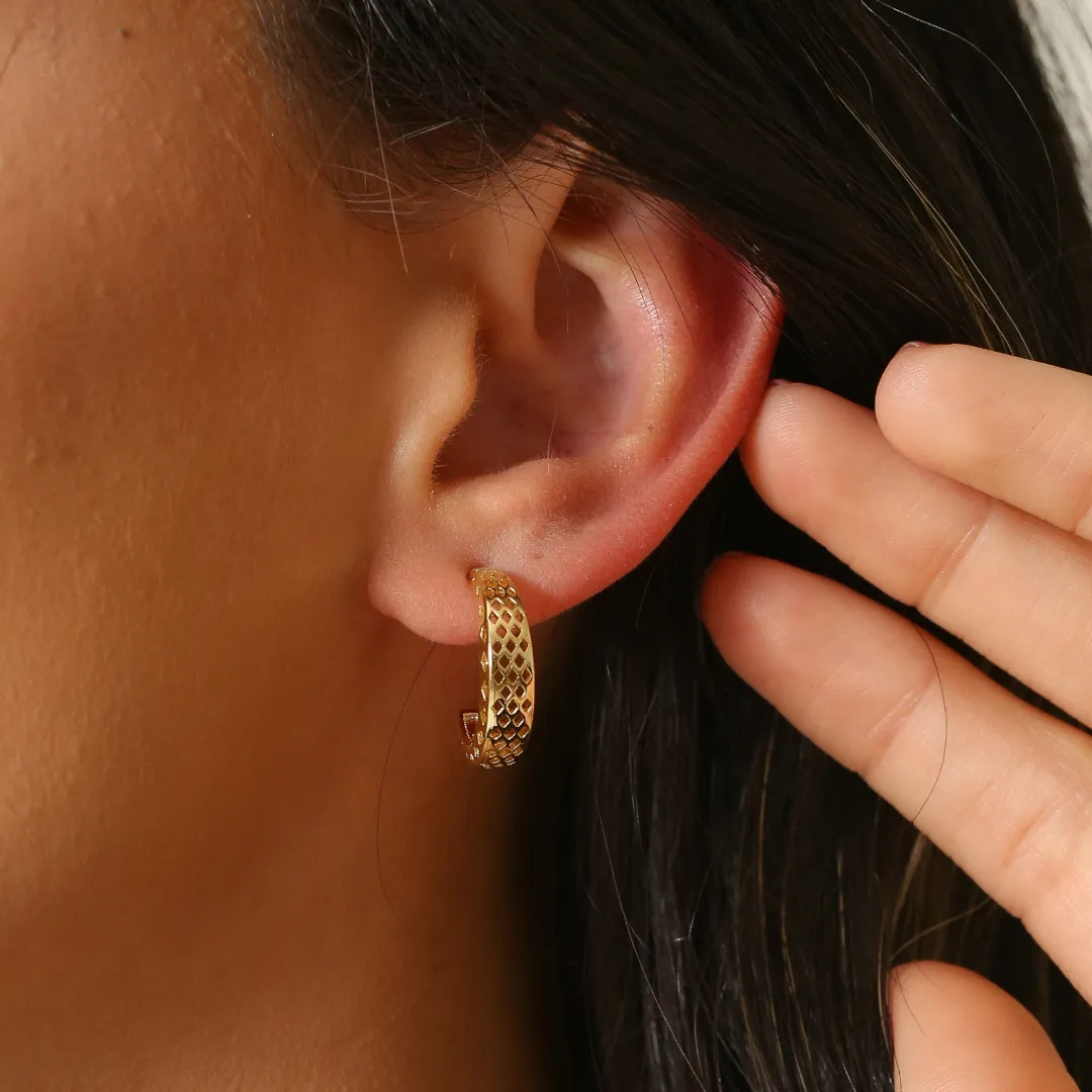 BRINCO ARGOLA VAZADA BANHADO A OURO 18K