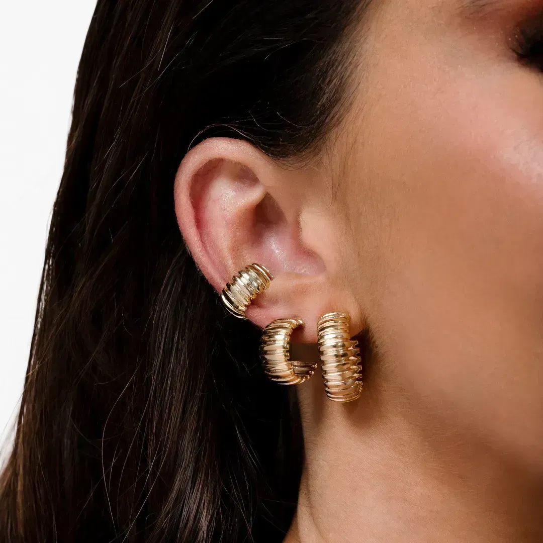 BRINCO ARGOLA MEDIA DETALHADA BANHADO A OURO 18K