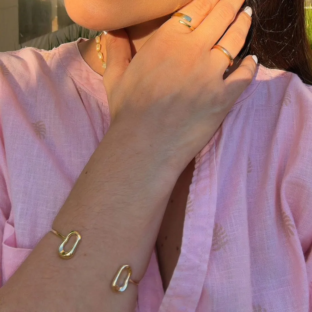 BRACELETE COM DETALHE ORGÂNICO VASADO BANHADO A OURO 18K