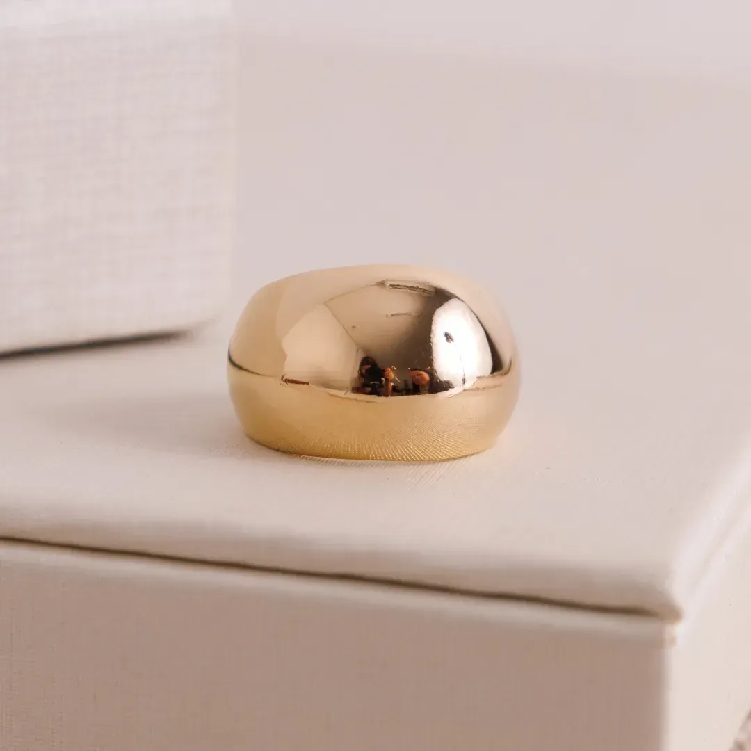 ANEL ABAULADO LISO BANHADO A OURO 18K
