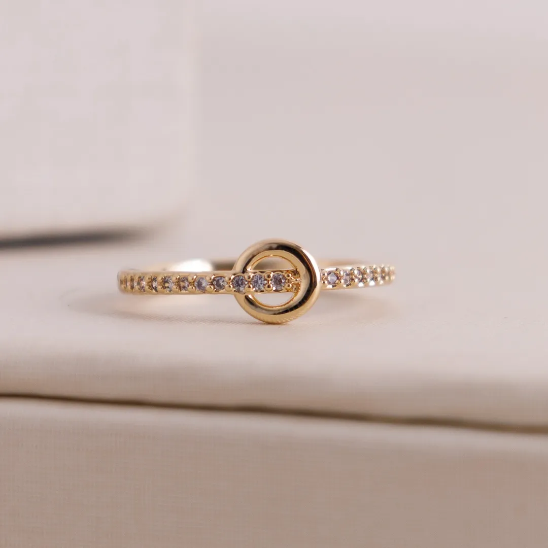 ANEL DETALHE REDONDO NO MEIO E ZIRCONIAS BANHADO A OURO 18K