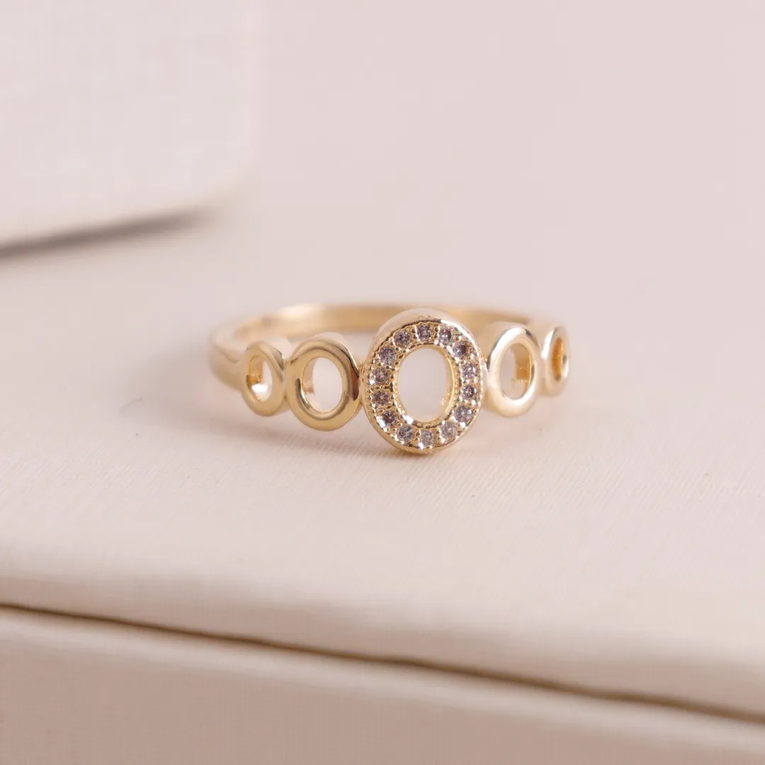 ANEL FORMA CIRCULOS COM ZIRCONIAS AO MEIO BANHADO A OURO 18K