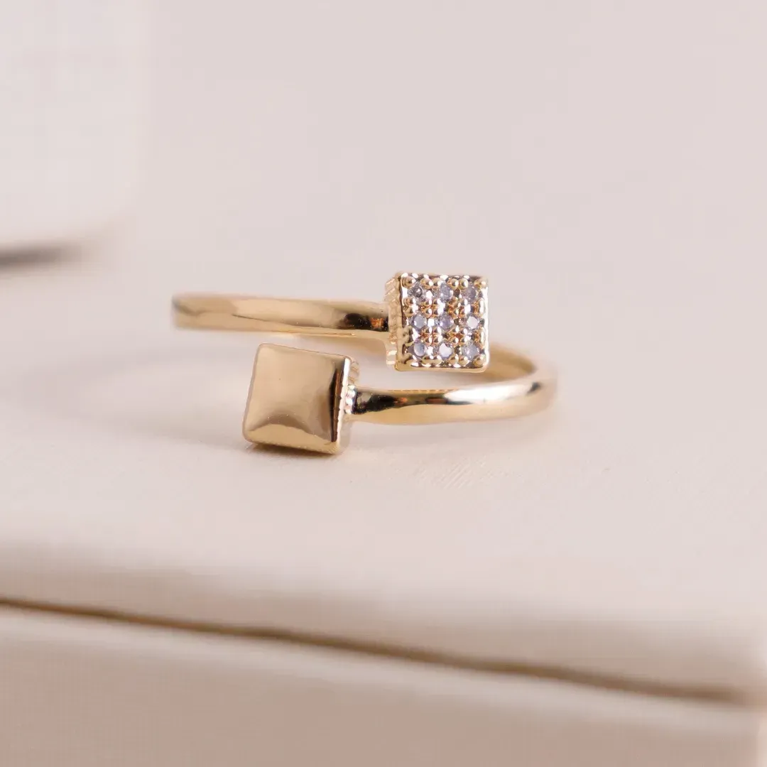 ANEL COM QUADRADOS CRAVEJADO EM ZIRCONIA E LISO BANHADO A OURO 18K AJUSTÁVEL