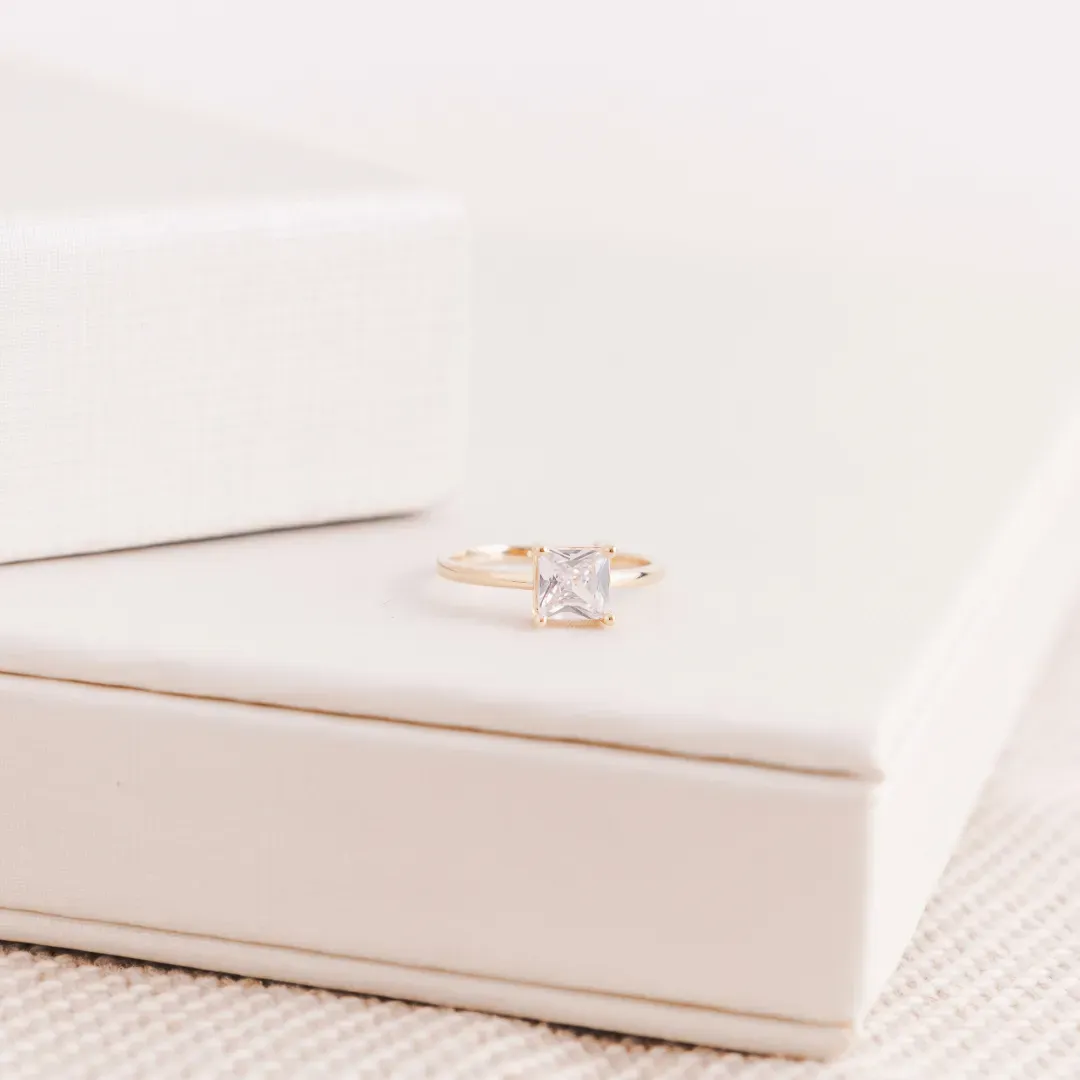ANEL SOLITÁRIO COM ZIRCÔNIA BANHADO A OURO 18 K