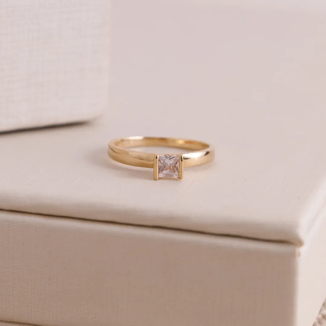 ANEL SOLITÁRIO COM ZIRCÔNIA BANHADO A OURO 18K