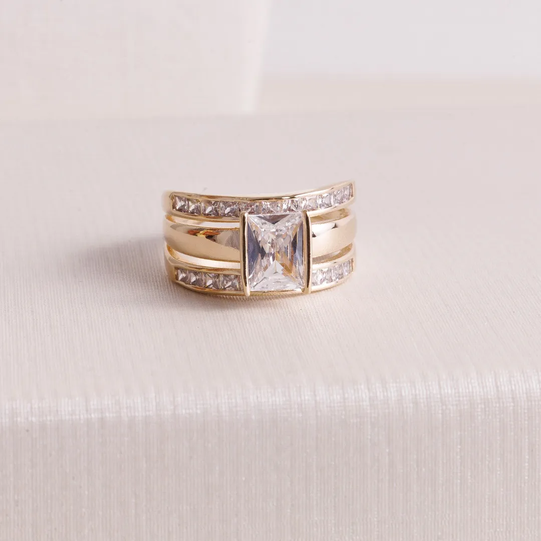 ANEL TRÊS FAIXAS CRAVEJADO EM ZIRCÔNIA QUADRADA BANHADO A OURO 18K