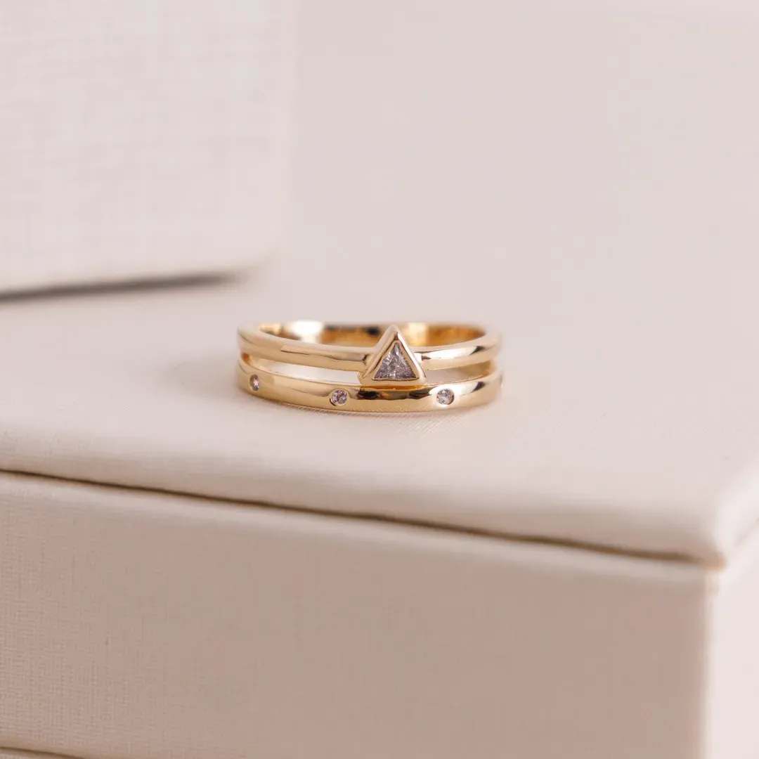 ANEL TRIÂNGULO COM ZIRCÔNIA BANHADO A OURO 18K