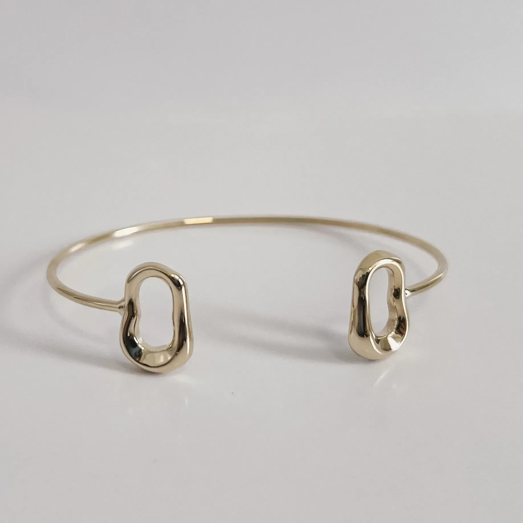 BRACELETE COM DETALHE ORGÂNICO VASADO BANHADO A OURO 18K