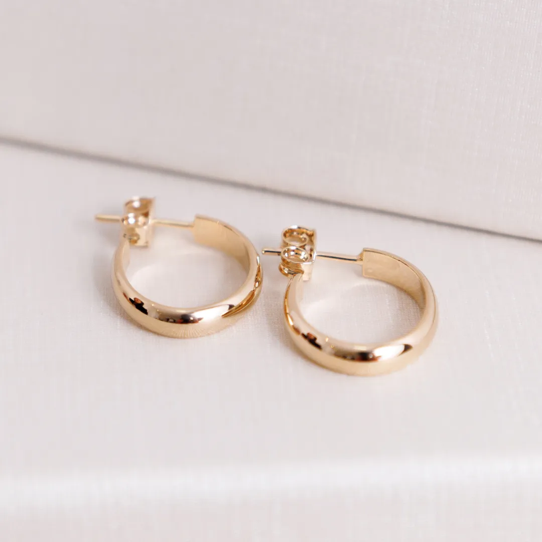 BRINCO ARGOLA OVAL LISA BANHADO A OURO 18K