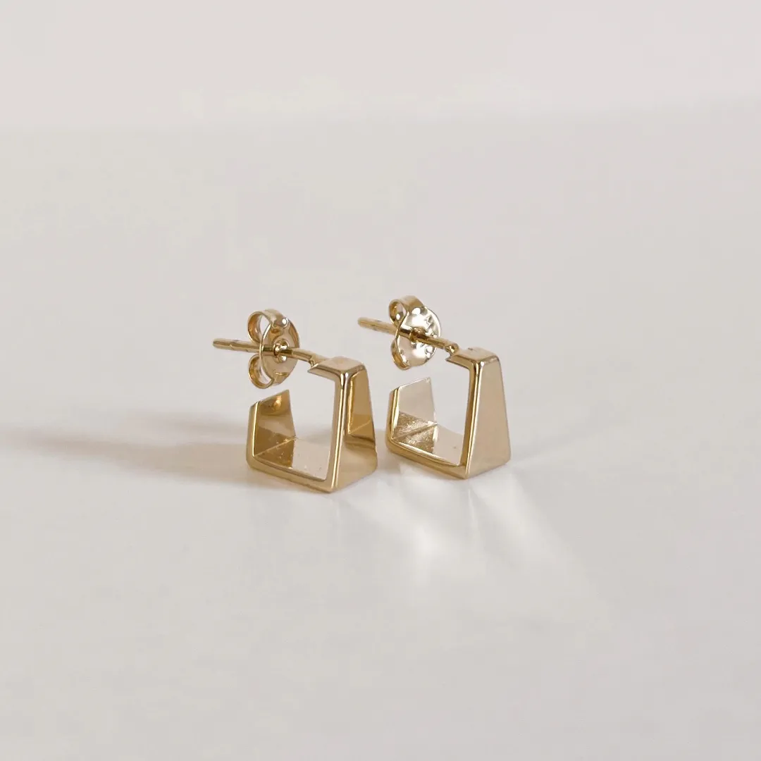 BRINCO ARGOLA QUADRADO PEQUENO BANHADO A OURO 18K