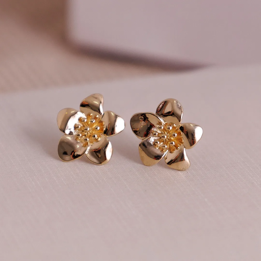 BRINCO FLOR LISO BANHADO A OURO 18K