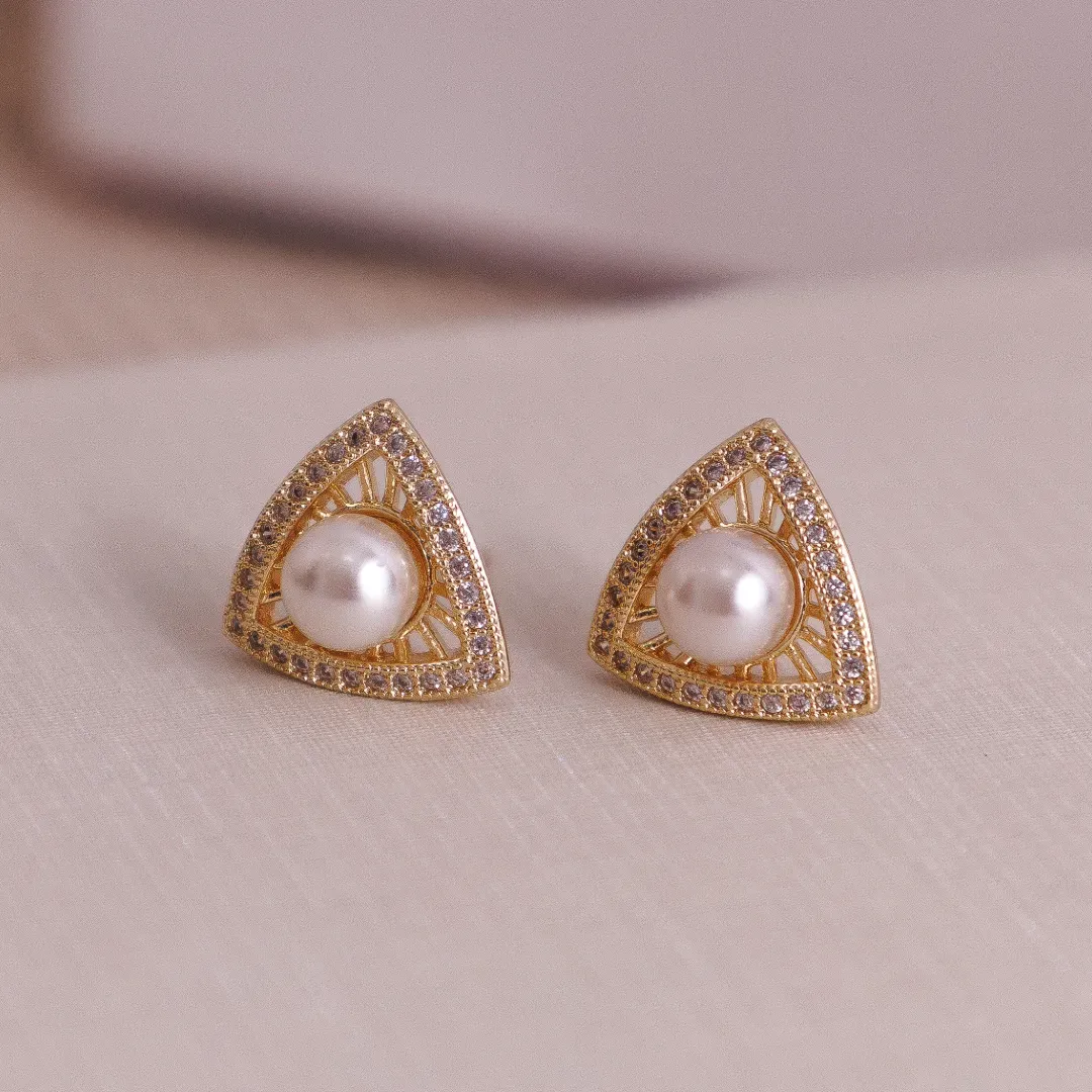 BRINCO TRIÂNGULO COM MICRO ZIRCÔNIA E PÉROLA BANHADO A OURO 18K