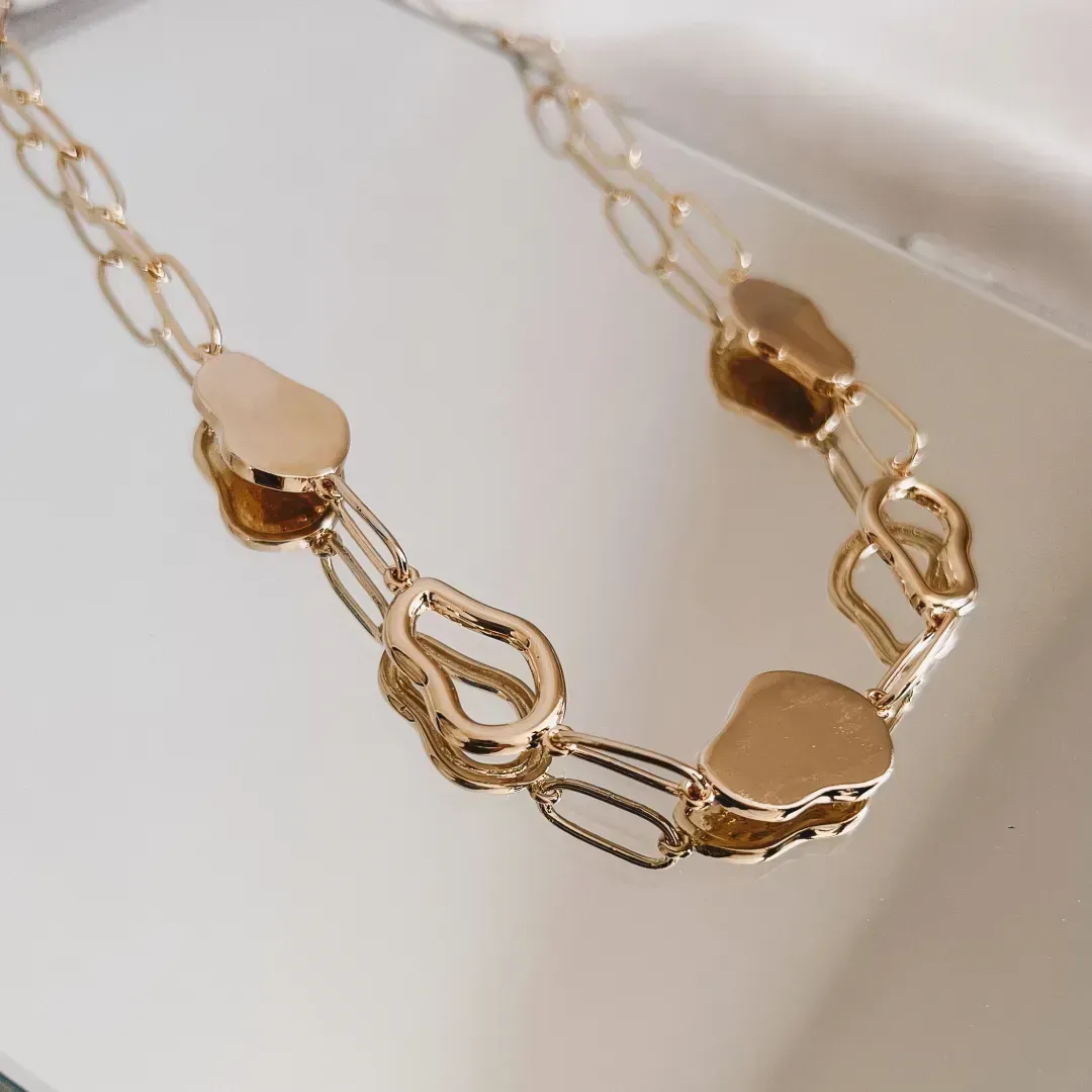 COLAR CHOKER  FORMATO ORGÂNICO CHAPA LISA E VASADA BANHADO A OURO 18K 42CM