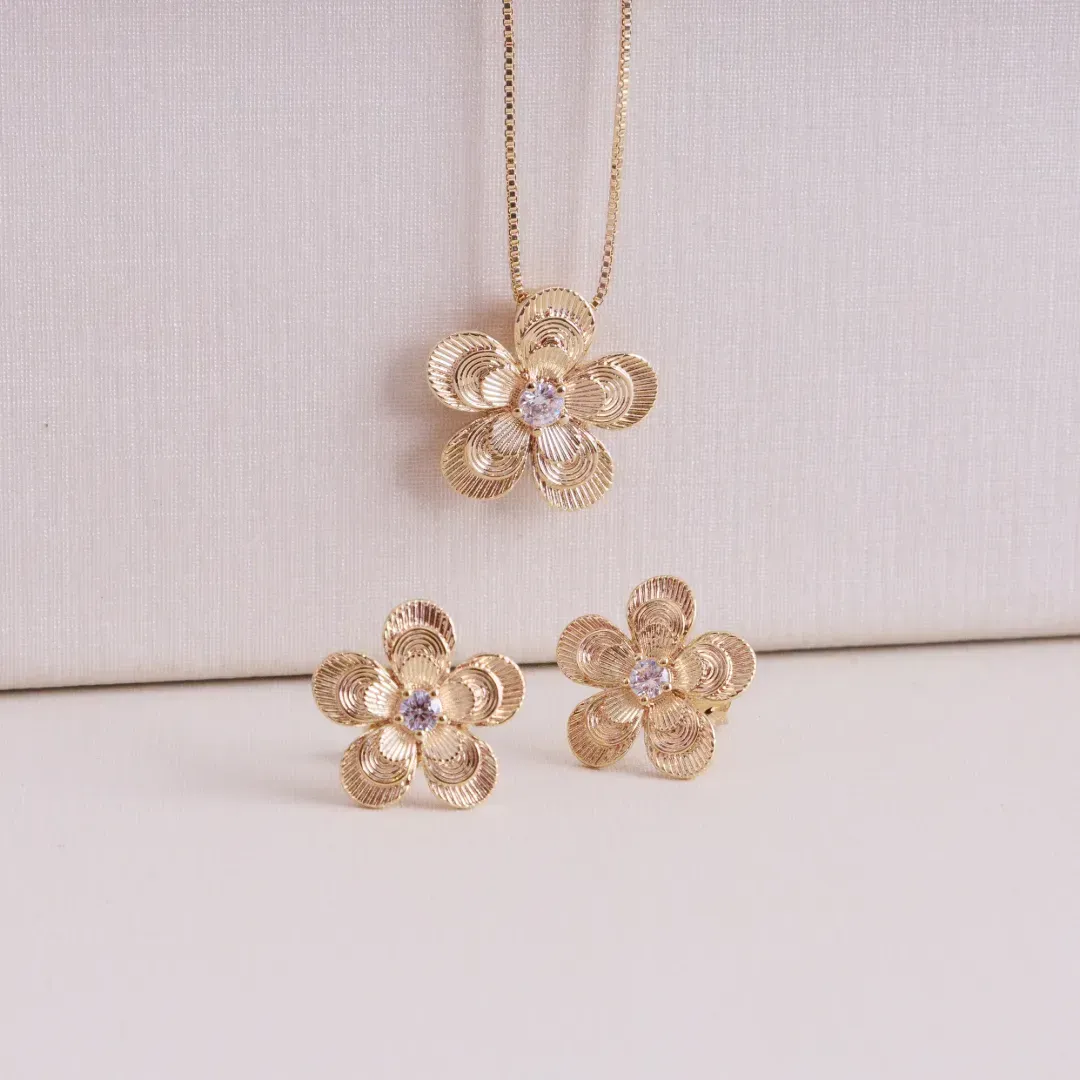 CONJUNTO FLOR COM CRISTAL MEIO BANHADO A OURO 18K AJUSTÁVEL 45CM
