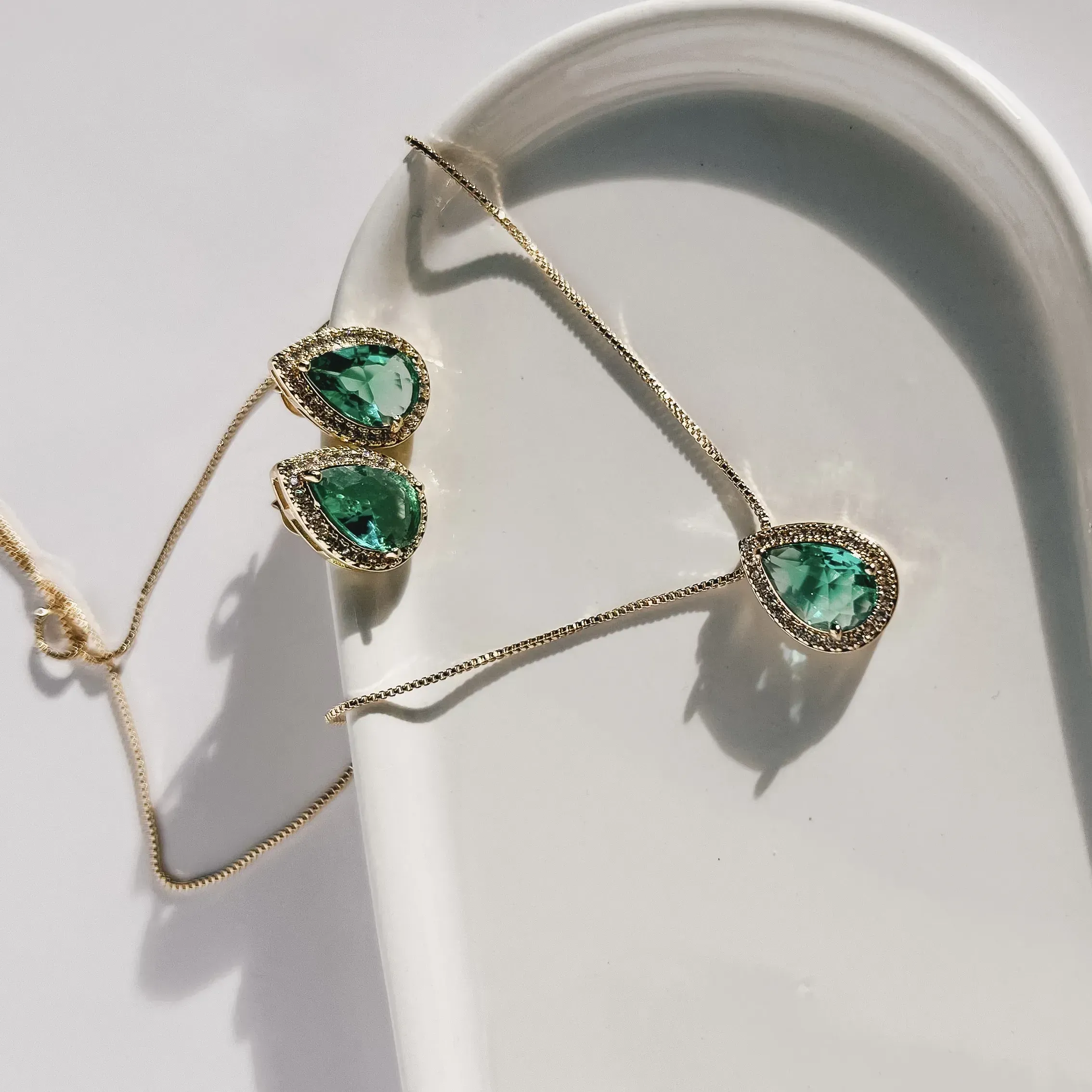 CONJUNTO GOTA VERDE PARAÍBA CRAVEJADO EM ZIRCÔNIA BANHADO A OURO 18K